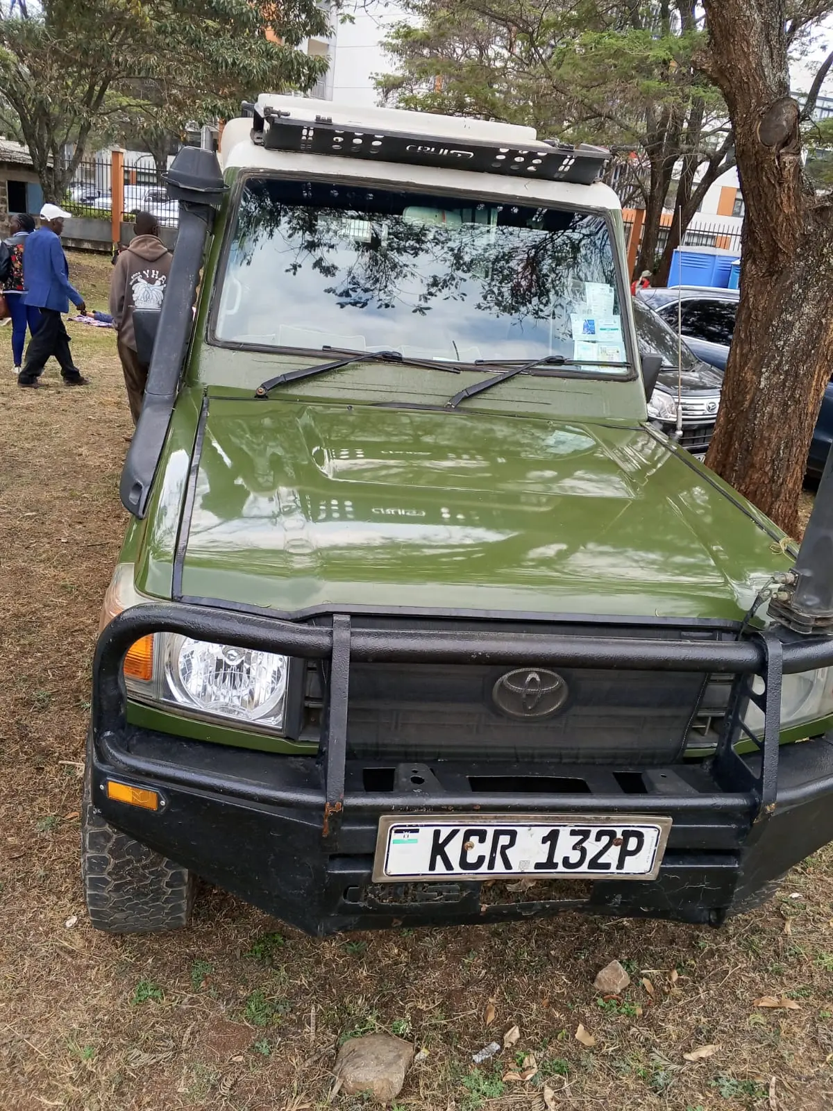 Green Toyota safari Land Cruiser with snorkel, roof rack and bull bar
